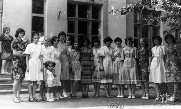 1978 год. Девченки около школы.