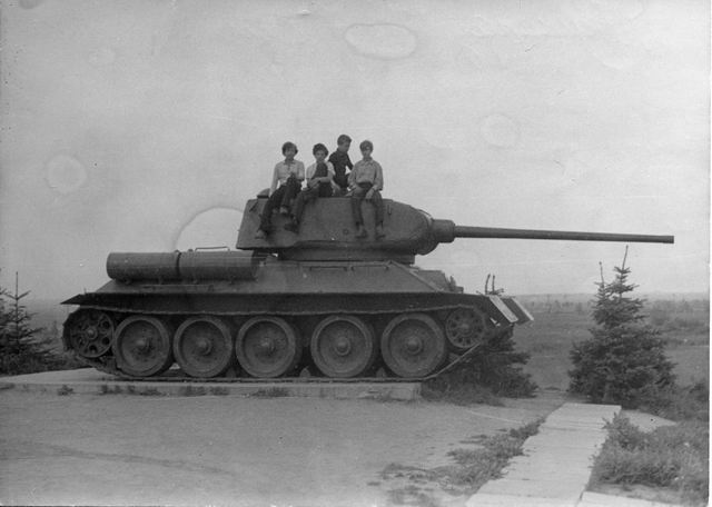 Выпуск 1977, 7-ой класс, росписи на обратной стороне.