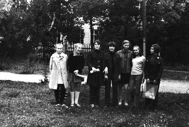 Наша компания. Нас девчонок было всего 8. А ребят 18