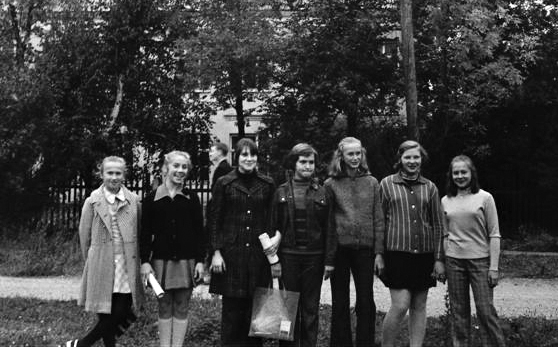Наша компания. Нас девчонок было всего 8. А ребят 18...