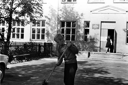 Что не говорите, а работали мы тогда на совесть. (Юра Краснов на уборке территории)